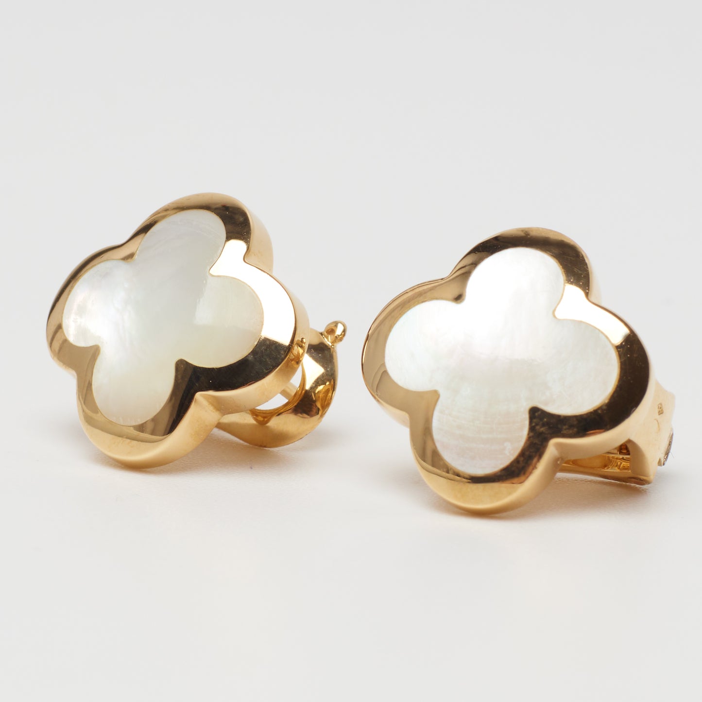 Boucles d’oreilles Van Cleef & Arpels Pure Alhambra Nacre en or jaune