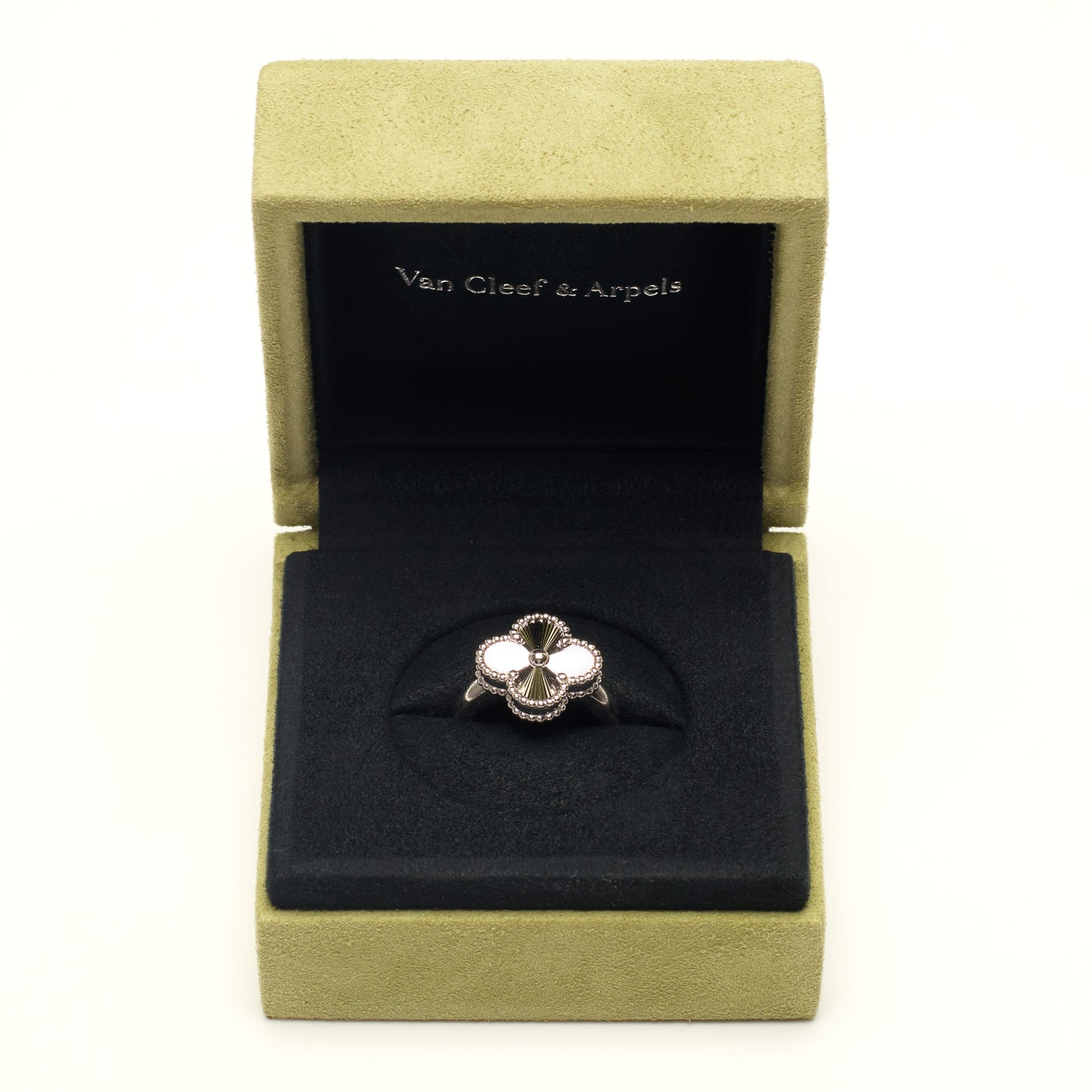 Bague Van Cleef & Arpels Vintage Alhambra Guilloché en or blanc