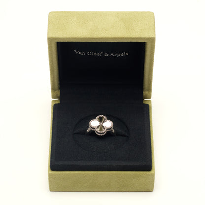 Bague Van Cleef & Arpels Vintage Alhambra Guilloché en or blanc