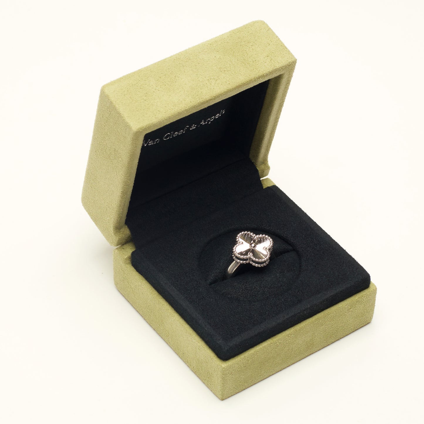 Bague Van Cleef & Arpels Vintage Alhambra Guilloché en or blanc