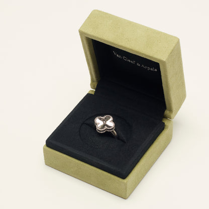 Bague Van Cleef & Arpels Vintage Alhambra Guilloché en or blanc