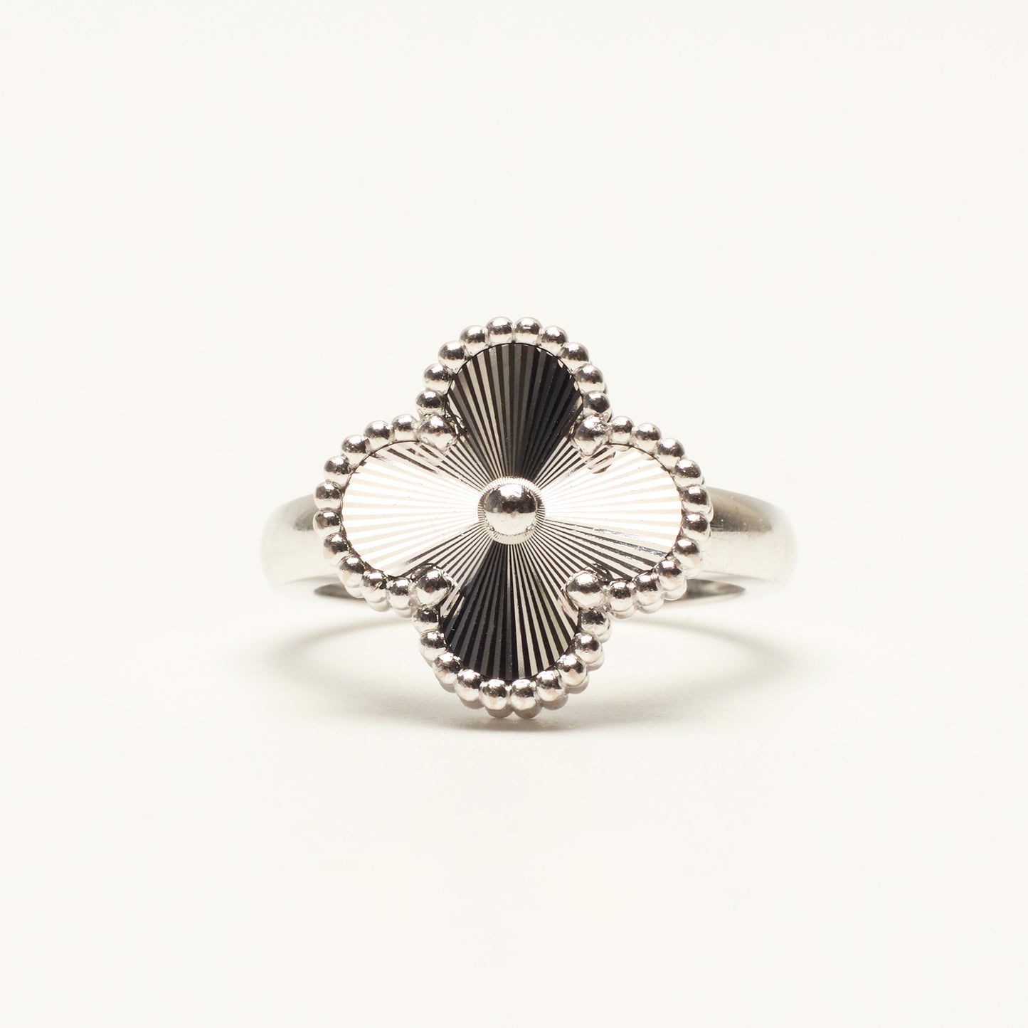 Bague Van Cleef & Arpels Vintage Alhambra Guilloché en or blanc