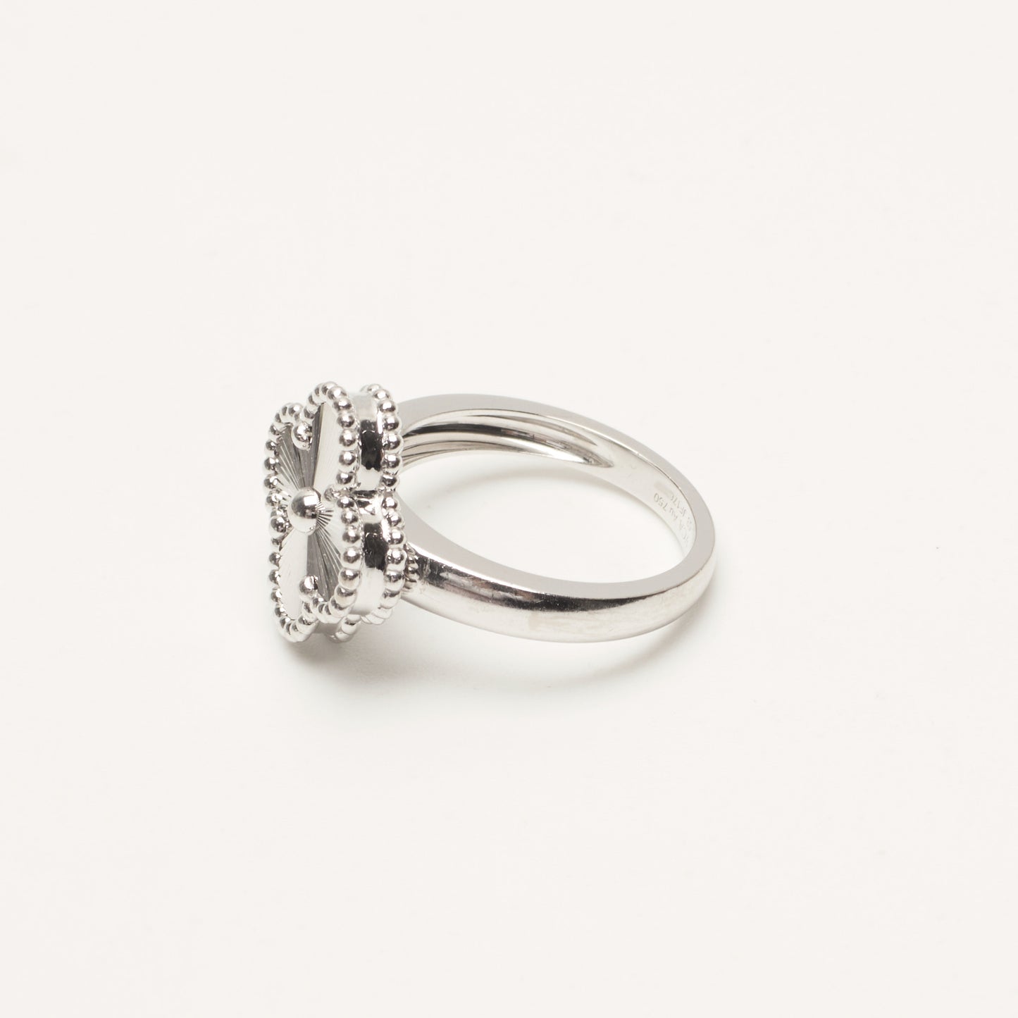 Bague Van Cleef & Arpels Vintage Alhambra Guilloché en or blanc