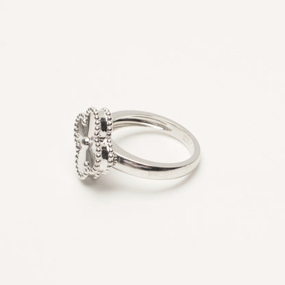 Bague Van Cleef & Arpels Vintage Alhambra Guilloché en or blanc