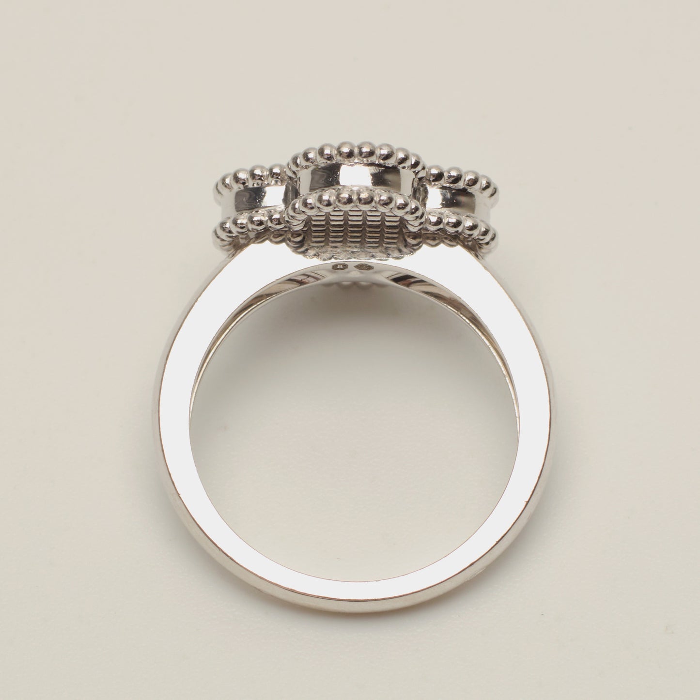 Bague Van Cleef & Arpels Vintage Alhambra Guilloché en or blanc