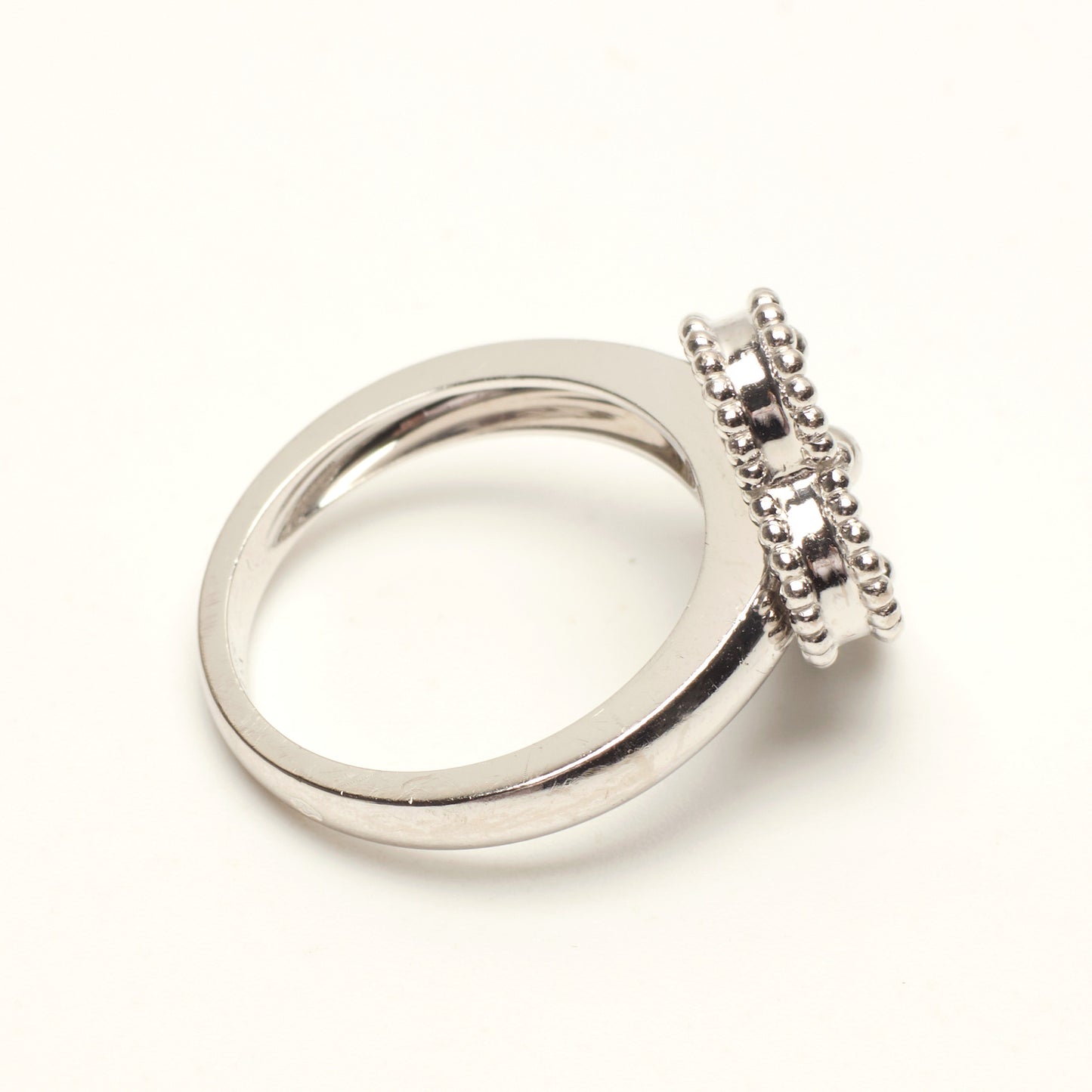 Bague Van Cleef & Arpels Vintage Alhambra Guilloché en or blanc