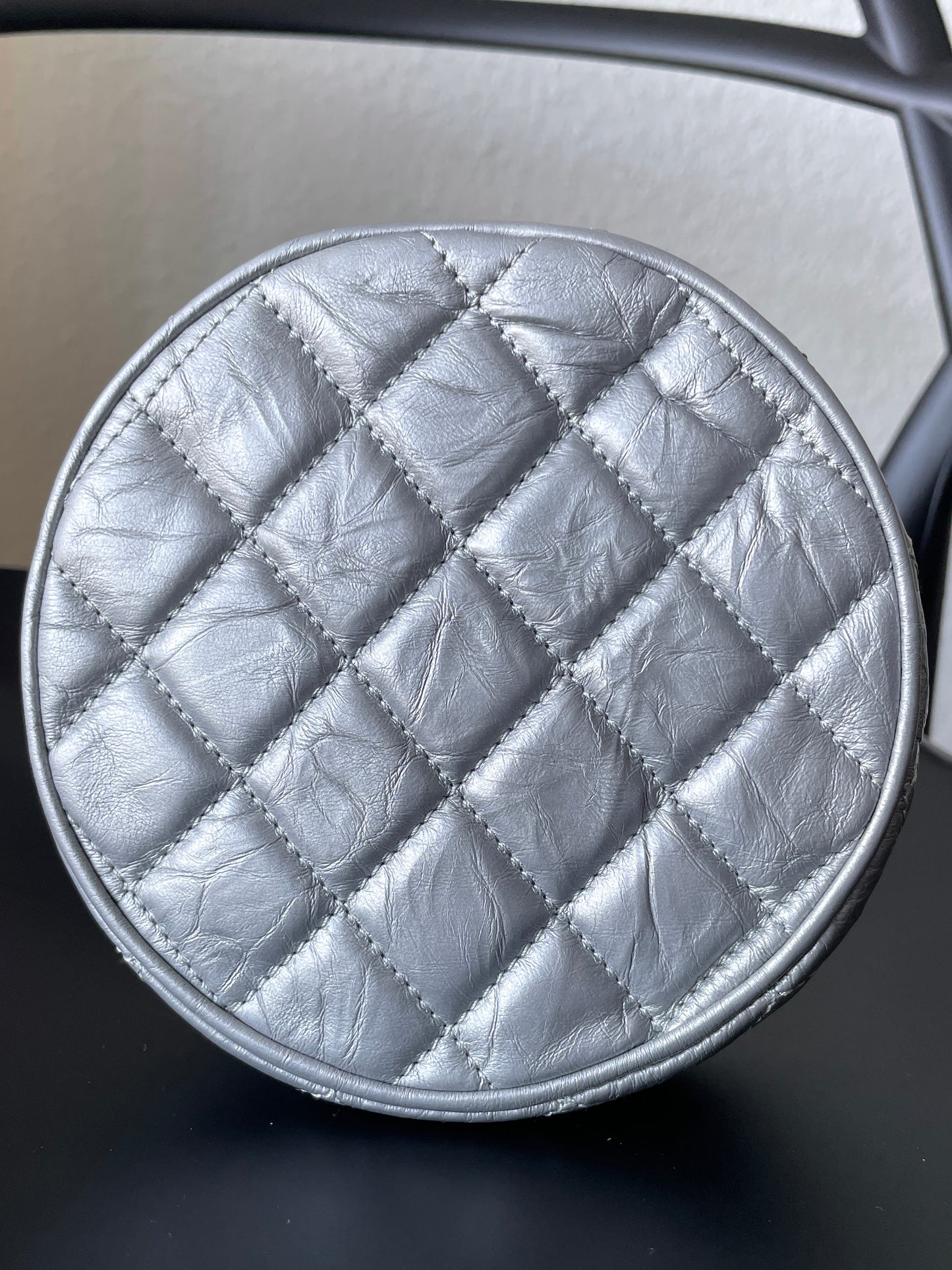 Sac pochette Chanel Timeless en cuir argenté