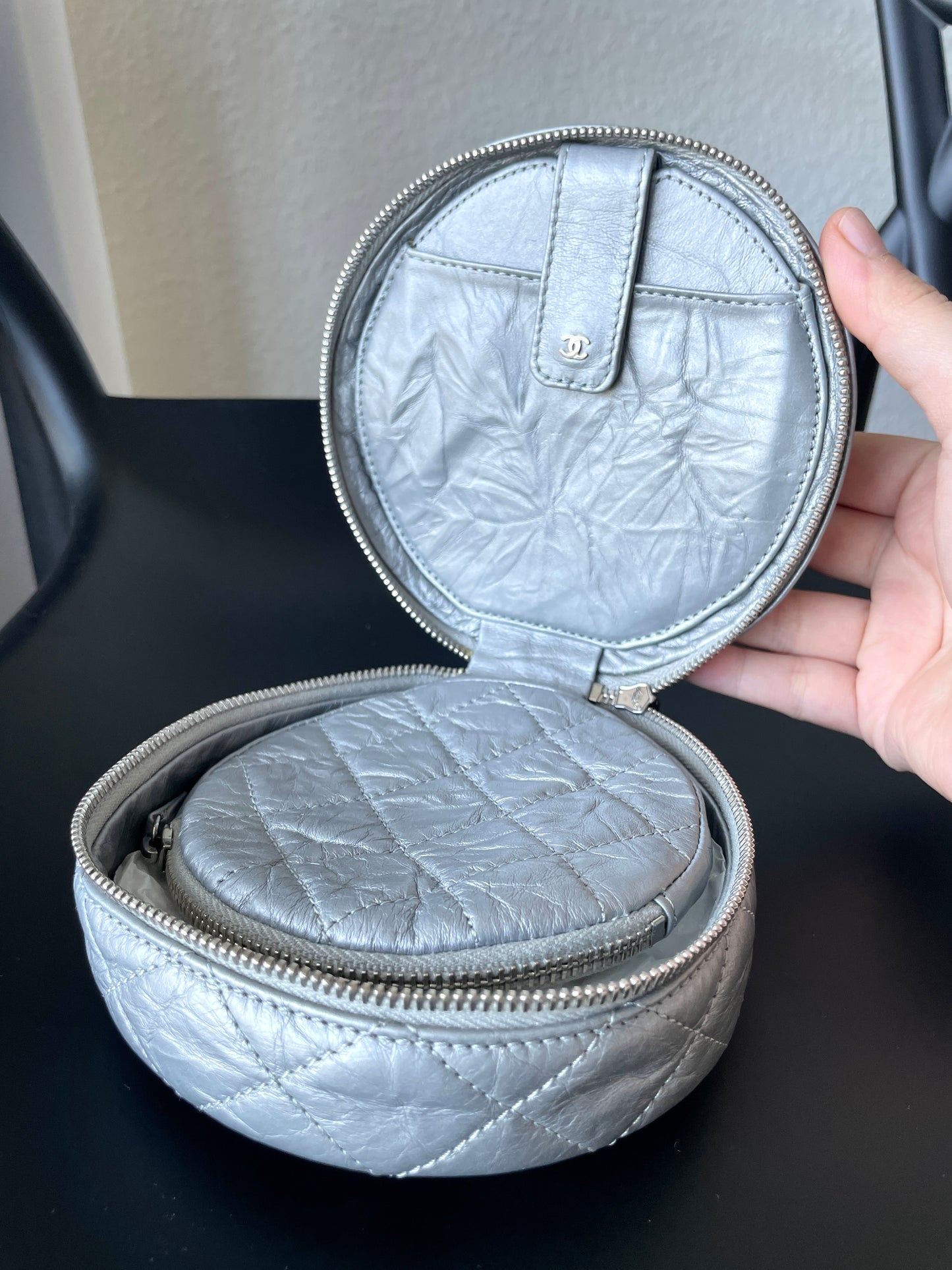 Sac pochette Chanel Timeless en cuir argenté