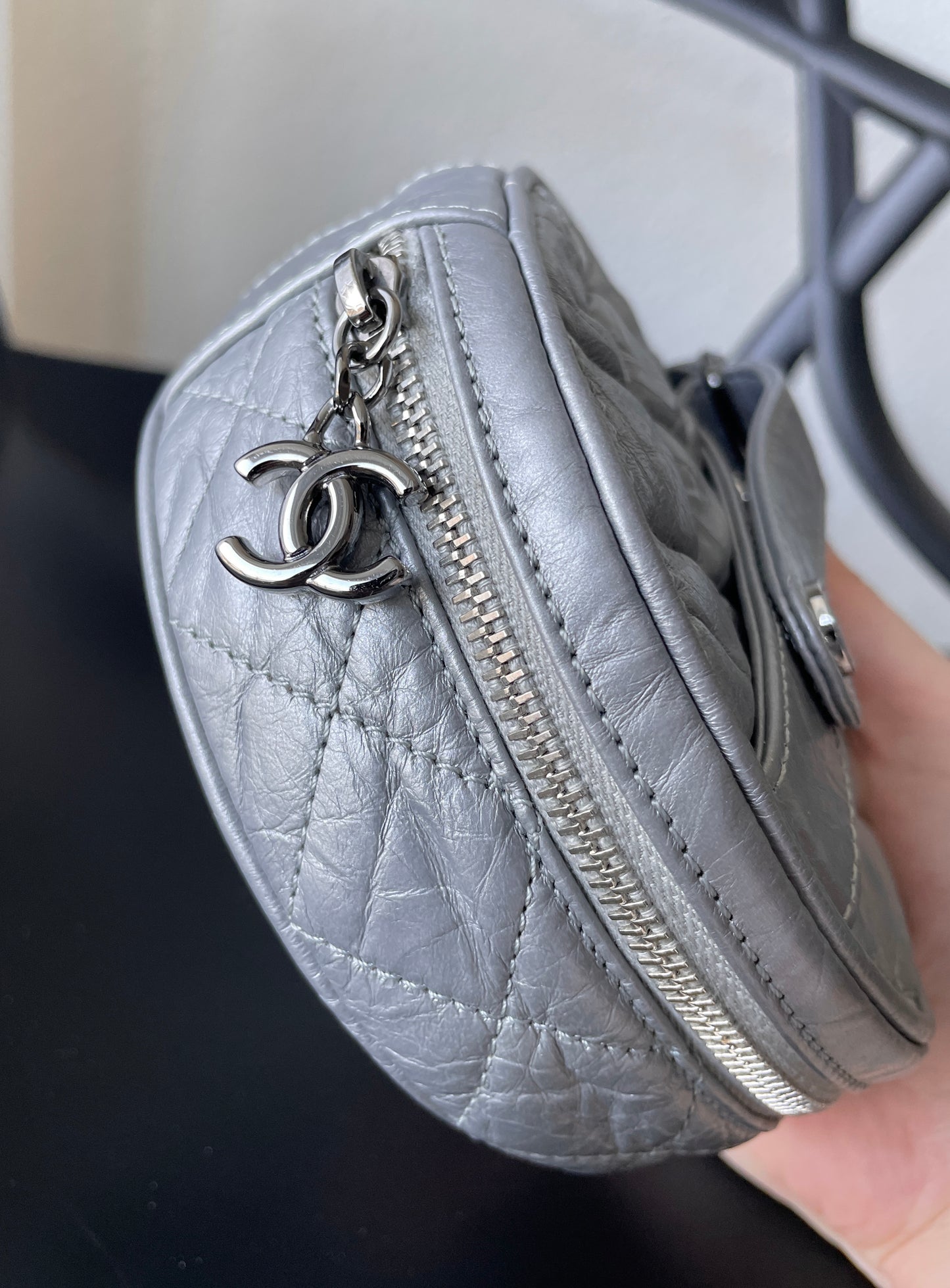 Sac pochette Chanel Timeless en cuir argenté