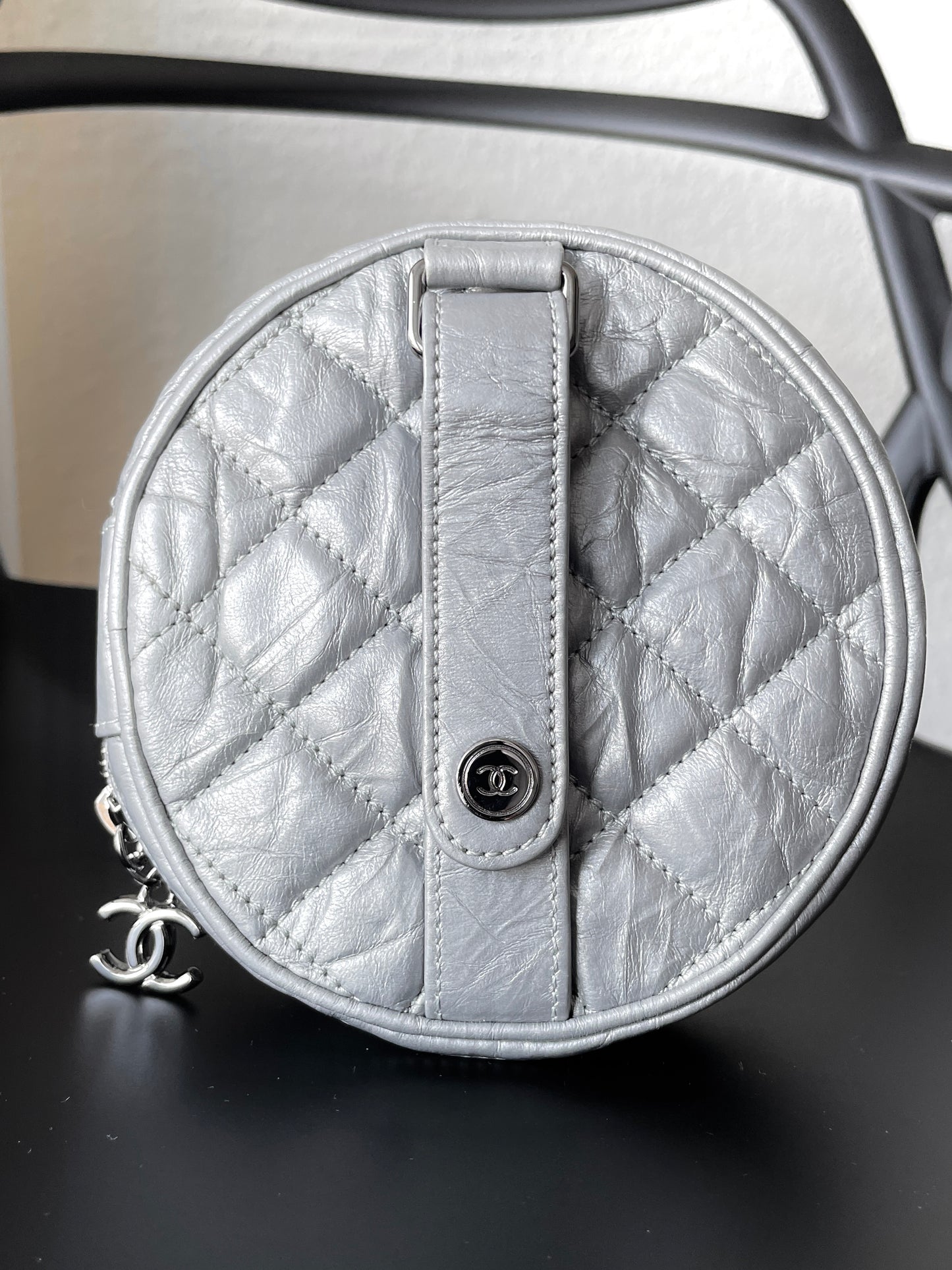 Sac pochette Chanel Timeless en cuir argenté