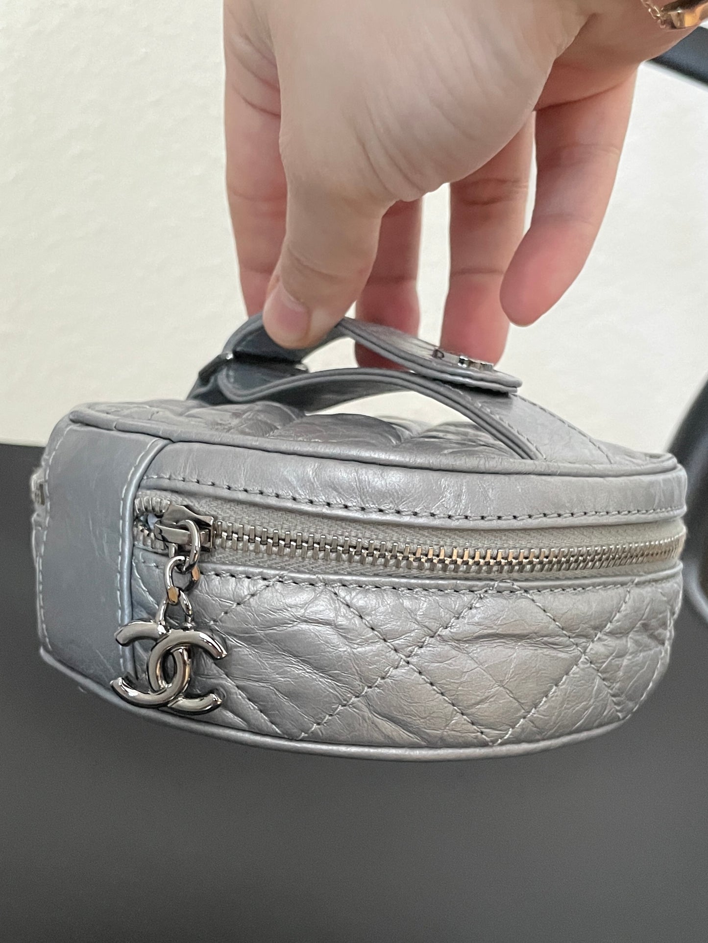Sac pochette Chanel Timeless en cuir argenté