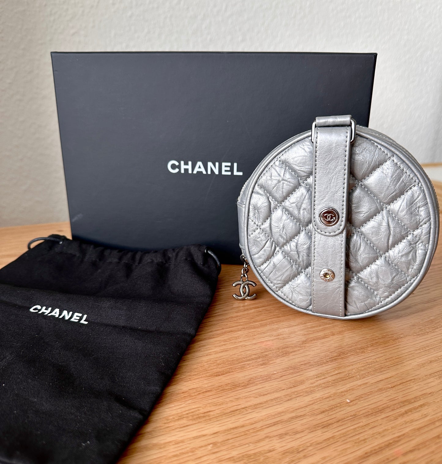 Sac pochette Chanel Timeless en cuir argenté