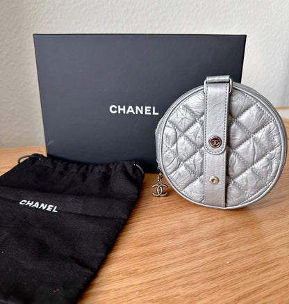 Sac pochette Chanel Timeless en cuir argenté